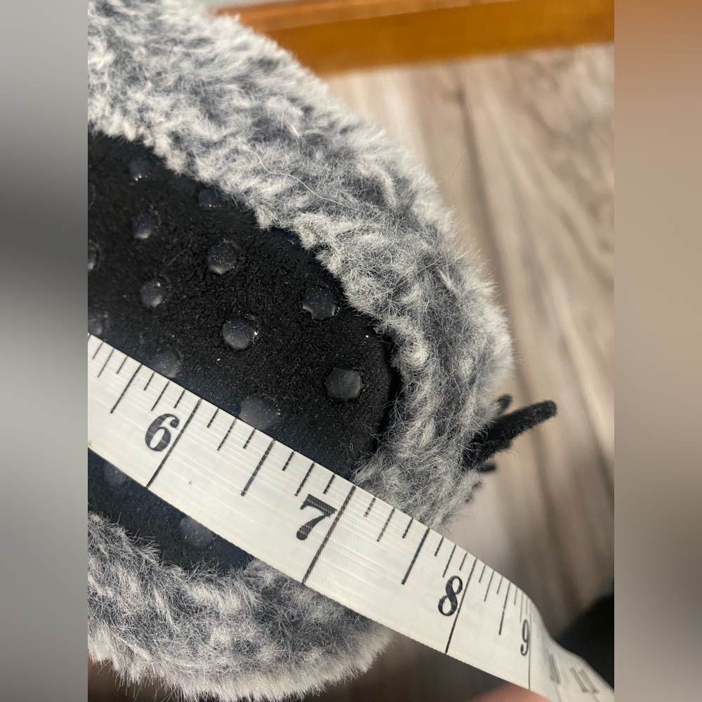 Furry Bear Wolf Monster Gray Black Claw Slippers Youth Size Large 9/10 Unisex - Picture 5 of 5